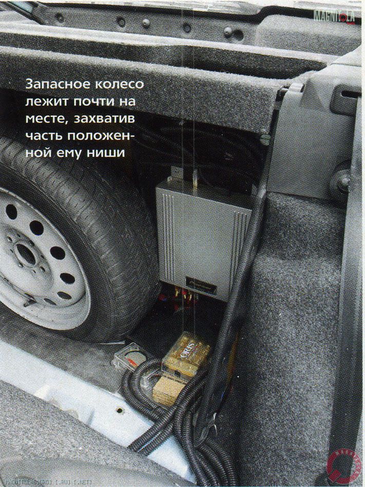 Запасное колесо лежит почти на месте, захватив часть положенной ему ниши