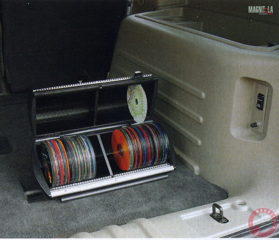 В передвижном хранилище компакт-дисков места строго определены: слева — видео, а справа — аудио